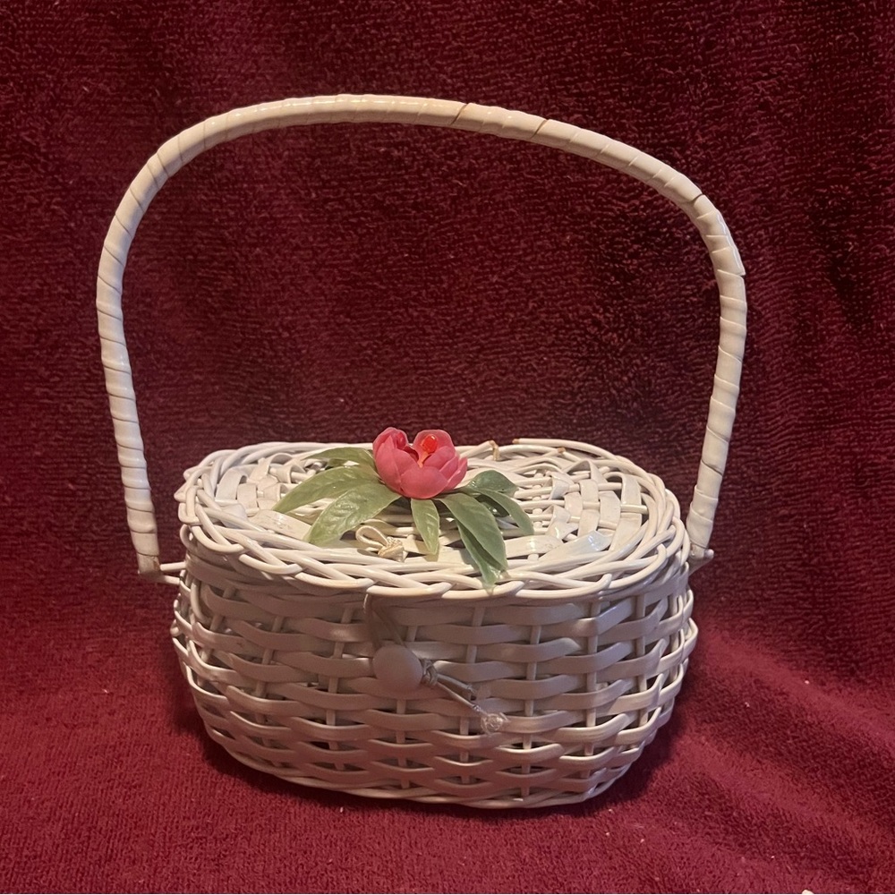 White Woven Rattan Basket Purse with Floral Accent- VINTAGE - 1960’s